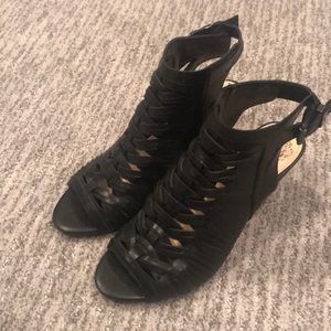 Emore' Leather Sandal
VINCE CAMUTO